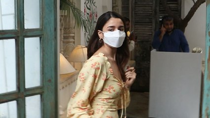 Alia Bhatt हुईं Coffee House के बाहर Spott, Media को देख किया ये | FilmiBeat