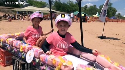 شاهد: مسابقة بحرية لقوارب مصنّعة من عبوات البيرة الأسترالية