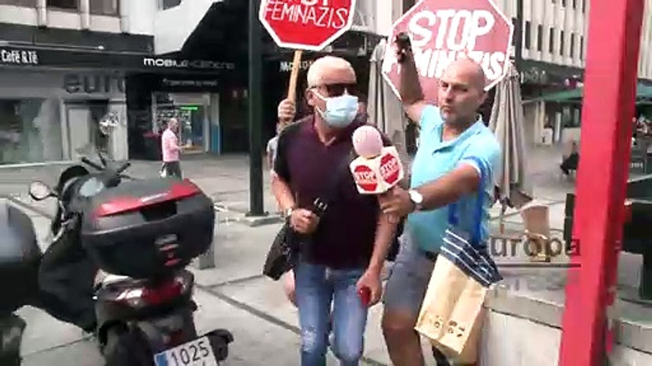 Reciben a Jorge Javier Vázquez en los juzgados al grito de "STOP feminazis"