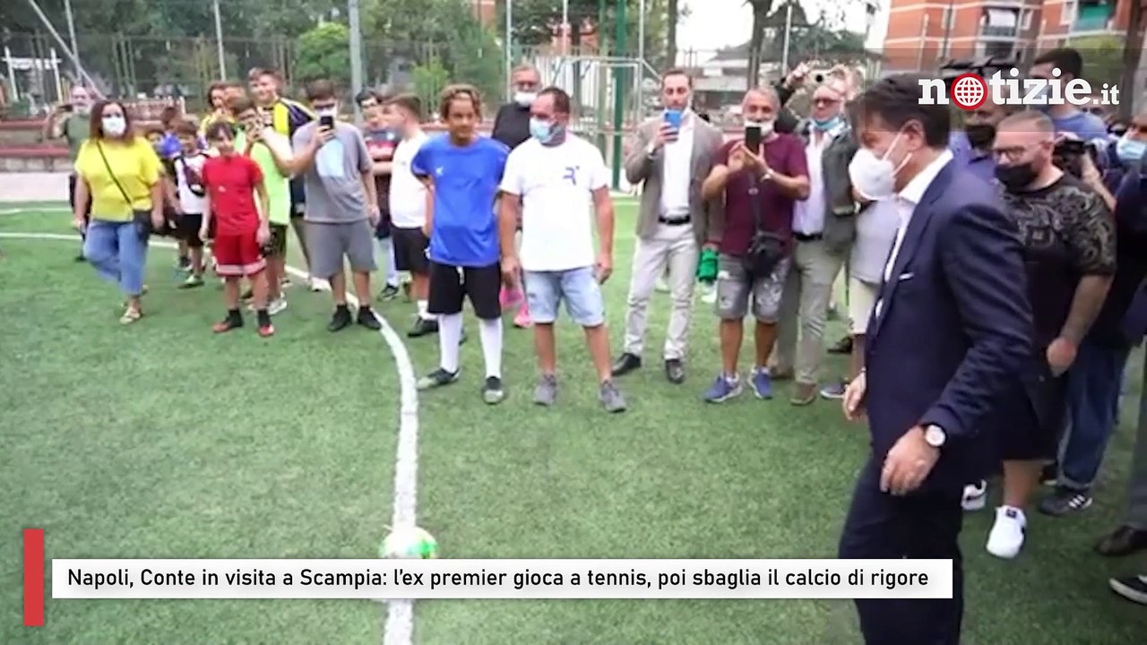 Napoli, Conte gioca a tennis, poi sbaglia il calcio di rigore: la visita dell'ex premier a Scampia