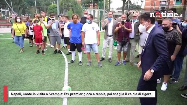 Napoli, Conte gioca a tennis, poi sbaglia il calcio di rigore: la visita dell'ex premier a Scampia