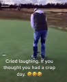 Ce golfeur pense avoir raté son put et casse son club