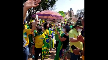 Bolsonaristas rezam Pai Nosso em BH e pedem "livrai-nos da esquerda, dos bandidos do STF"