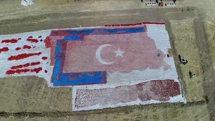 Mevsimlik işçiler kurutmalık domateslerle ay yıldızlı Türkiye haritası yaptı