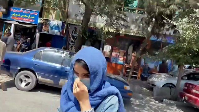 عناصر طالبان يطلقون النار في الهواء لتفريق تظاهرة في كابول
