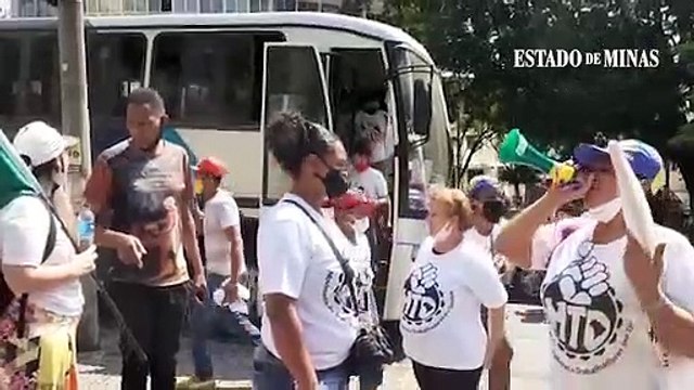 Grupo de manifestantes do Movimento de Trabalhadores e Trabalhadoras por Direitos chega de ônibus para a manifestação contra Bolsonaro.
