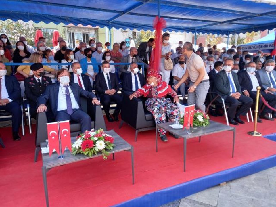 Sahneye çıkan Büyükşehir Belediye Başkanı'nın koltuğuna oturan yaşlı kadını güçlükle ikna ettiler