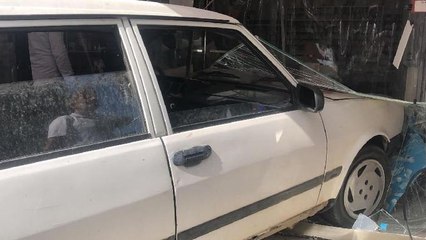 Akrabasına kızdı, dükkanına otomobille girdi