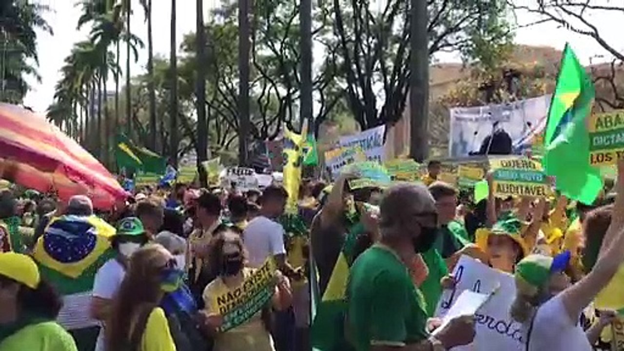 Praça da Liberdade: manifestantes aguardam chegada de carreata em BH
