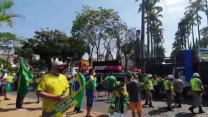 Manifestantes vaiam Kalil em protesto na Praça da Liberdade