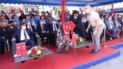 Ödül vermek için kalkmıştı; Başkan Çerçioğlu’nun koltuğuna oturan 92 yaşındaki teyzeyi korumalar kaldırdı