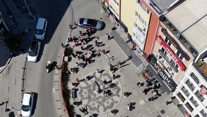 Ümraniye'de indirimli halı almak için birbiriyle yarıştılar