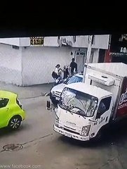 Motoladrón le arrebata el celular a una mujer entre Adrián Puga y la avenida Mercedes Celis