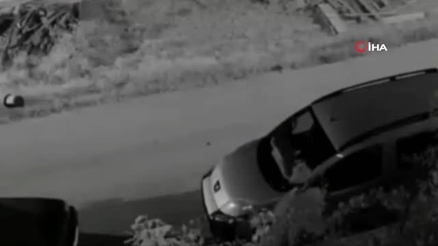 Son dakika haberleri: Çatıdaki görüntüleri kamerada... Bir ay önce arabasını yaktı, bu kez çatıdan girdiği evde eşini darp etti