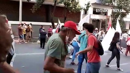 Manifestantes entoam gritos contrários ao governo