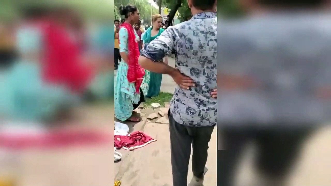 नकली किन्नर को असली किन्नरों ने सड़क पर नंगा कर...