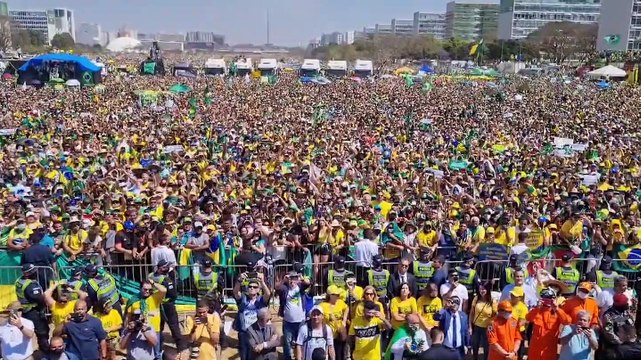 Trecho de discurso do presidente Bolsonaro em Brasília: Ou o chefe desse poder enquadra o seu, ou esse poder pode sofrer aquilo que não queremos