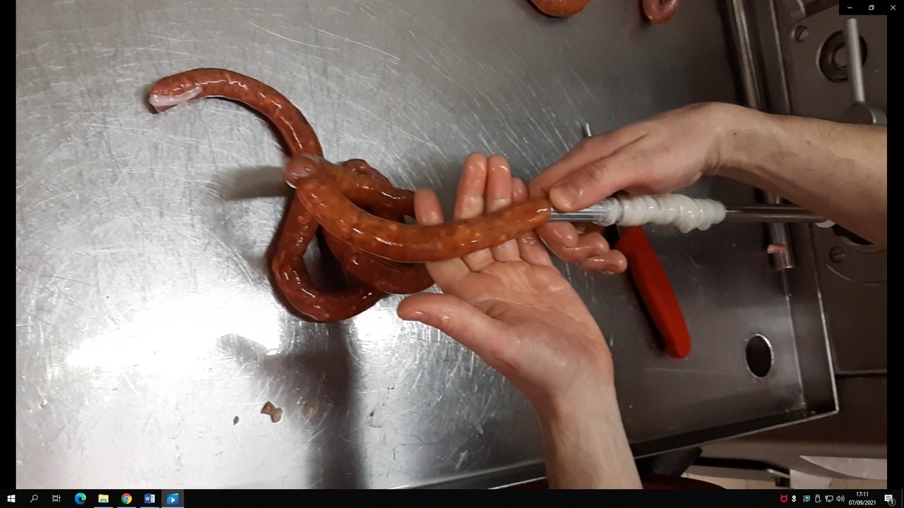 Le poussoir à commande numérique de la charcuterie de Sainte-Feyre : l'arme fatale pour fabriquer des saucisses !