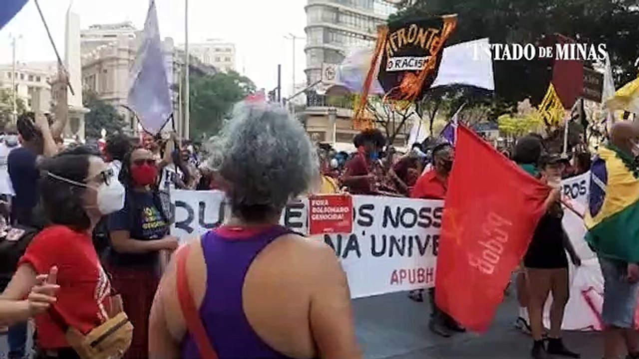 "Fora Bolsonaro genocida" gritam os manifestantes na Praça Sete ao descerem a Avenida Amazonas com destino à Praça da Estação