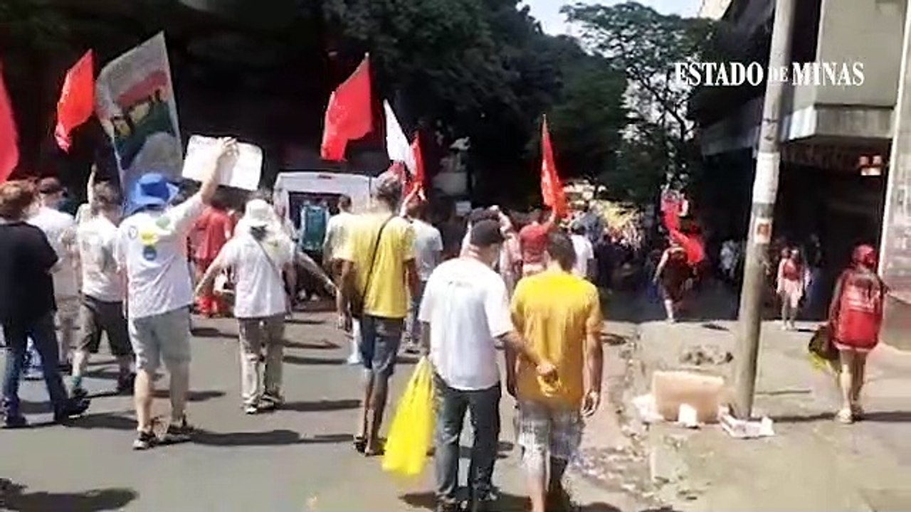 "Mulheres contra o machismo. Mulheres contra o capital. Mulheres contra o machismo, o capitalismo neoliberal", gritam grupo de manifestantes ao descer a Rua Tupinambás