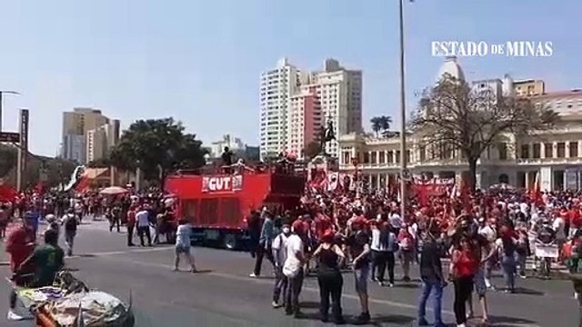 Manifestantes contrários ao presidente vão se concentrando na praça da Estação