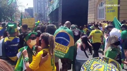 Bolsonaristas tocam "Menino da porteira" em BH, na voz de Sérgio Reis