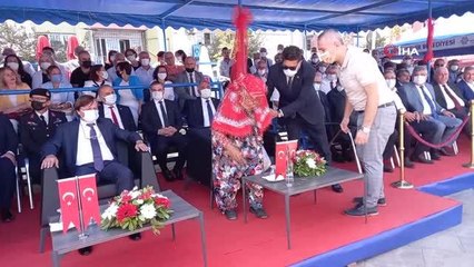 Ödül vermek için sahneye çıkan Belediye Başkanının koltuğuna oturan yaşlı kadın güçlükle ikna edildi