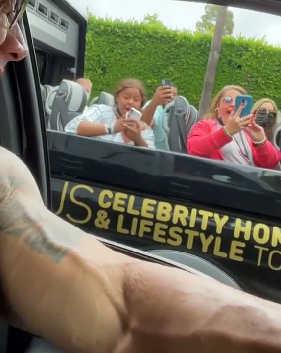 The Rock fait une belle surprise à des touristes qui veulent voir des stars !