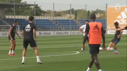 Tải video: Toni Kroos vuelve al césped para trabajar en solitario