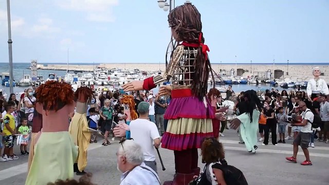A Bari la marionetta Amal: Rappresenta una bimba siriana e con lei 34 milioni di piccoli rifugiati