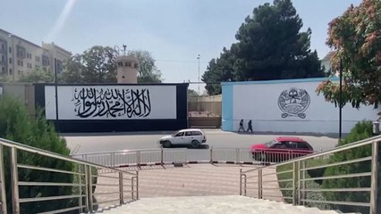 아프간 미 대사관에 '탈레반 깃발' 벽화 뒤덮여 / YTN