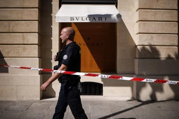 Paris'te ünlü kuyumcu mağazasından 10 milyon euroluk mücevher çalındı