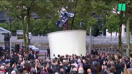 Hommage à Johnny Hallyday: les images de la statue installée devant Bercy