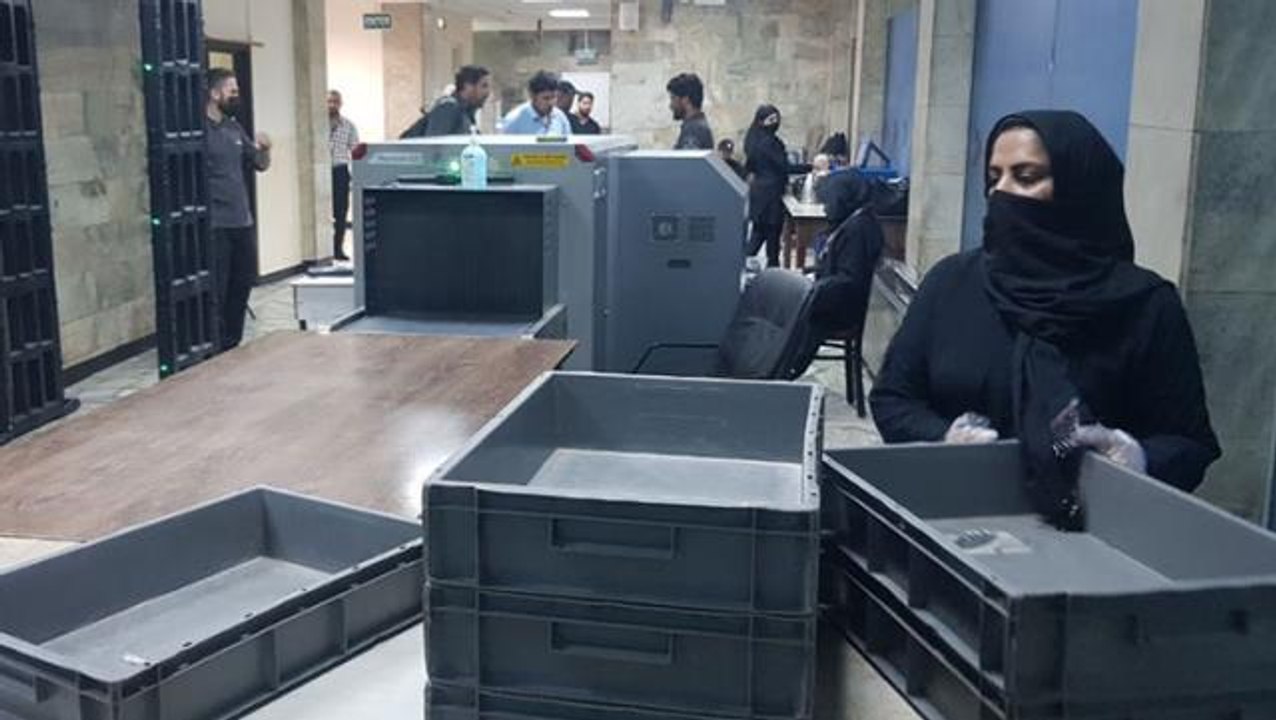 Kabil Havalimanı'ndaki kadın personeller, işlerine geri döndü