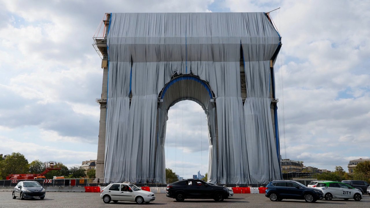 L'arc de triomphe empaqueté par l'artiste Christo