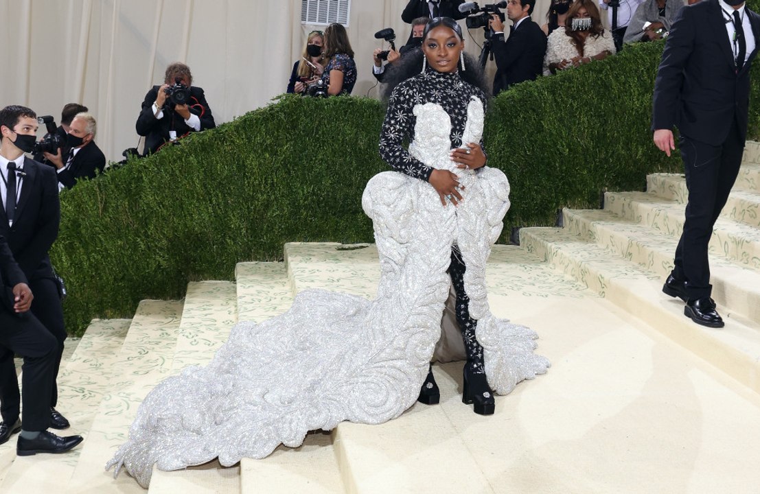 シモーネ・バイルズ、メットガラのドレスは40キロ！