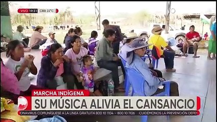 Un trío musical alegra y distrae a los marchistas que hicieron una pausa en Ascensión de Guarayos
