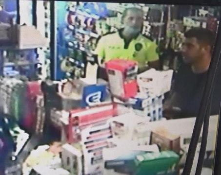 Son dakika haber... Ehliyet soran trafik polislerine bıçak çektiği iddia edilen şüpheli tabanca ile vurularak etkisiz hale getirildi