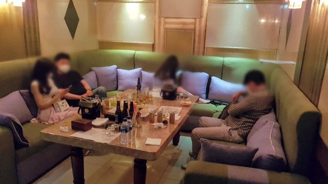 쪽문 영업·경찰 따돌리기...집합금지 위반 유흥업소 세 번째 적발 / YTN