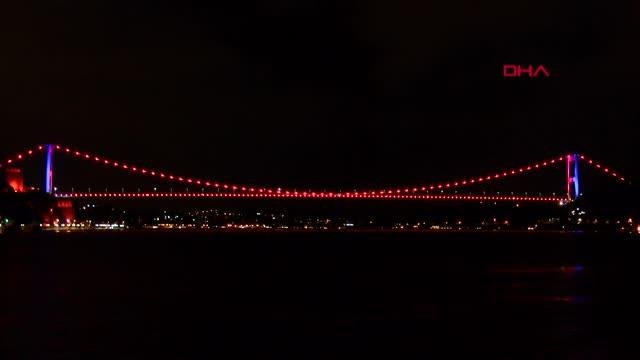 İSTANBUL-KÖPRÜLER DMD HASTALIĞINA DİKKAT ÇEKMEK İÇİN AYDINLATILDI