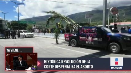 Estudiantes de Ayotzinapa bloquean la Autopista del Sol