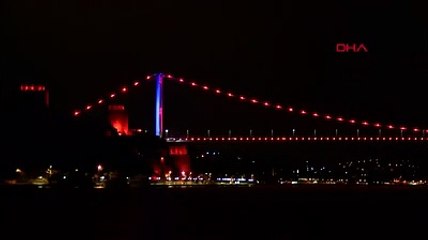 İstanbul'da köprüler DMD hastalığına dikkat çekmek için aydınlatıldı