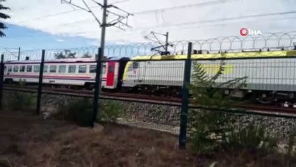 Télécharger la video: İstanbul’da hızlı tren kazası; YHT ile Adapazarı treni kafa kafaya geldi