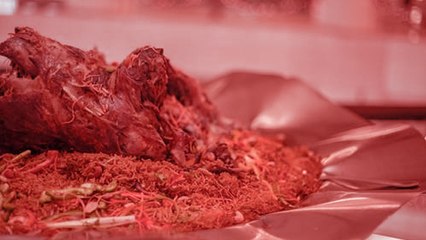 بالخمسة.. السفير الياباني لدى الرياض يتناول المفطح على الطريقة التقليدية