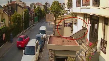 15 yaşındaki genç, tek başına iki hırsızı alt etti! O anlar güvenlik kamerasında