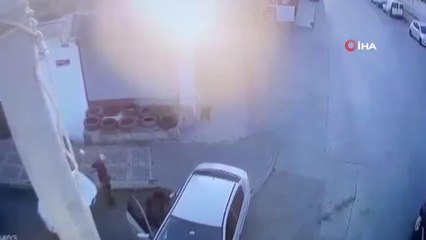 Ümraniye'de kontrolden çıkan otomobil iki kişiyi teğet geçip iş yerine çarptı