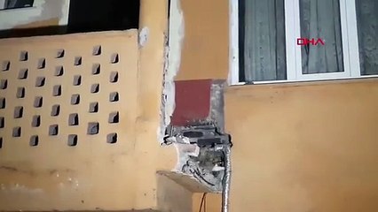 Balkon yıkıldı, beton zemine çakıldılar