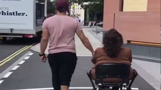 Akshay Kumar मां Aruna Bhatia के लिए शूटिंग के दौरान ऐसे निकालते थे वक्त | FilmiBeat