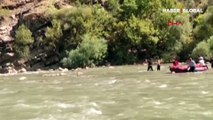 Zap Suyu'na kapılan ayıyı rafting ekibi kurtardı