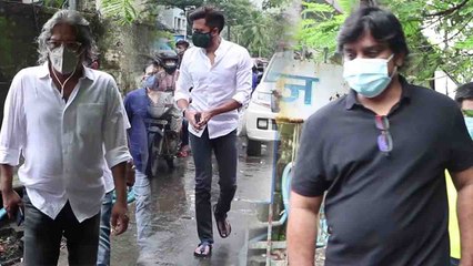 Akshay Kumar की मां के अंतिम संस्कार में पहुंचे ये सभी सितारे, अक्षय को दिया दिलासा|FilmiBeat